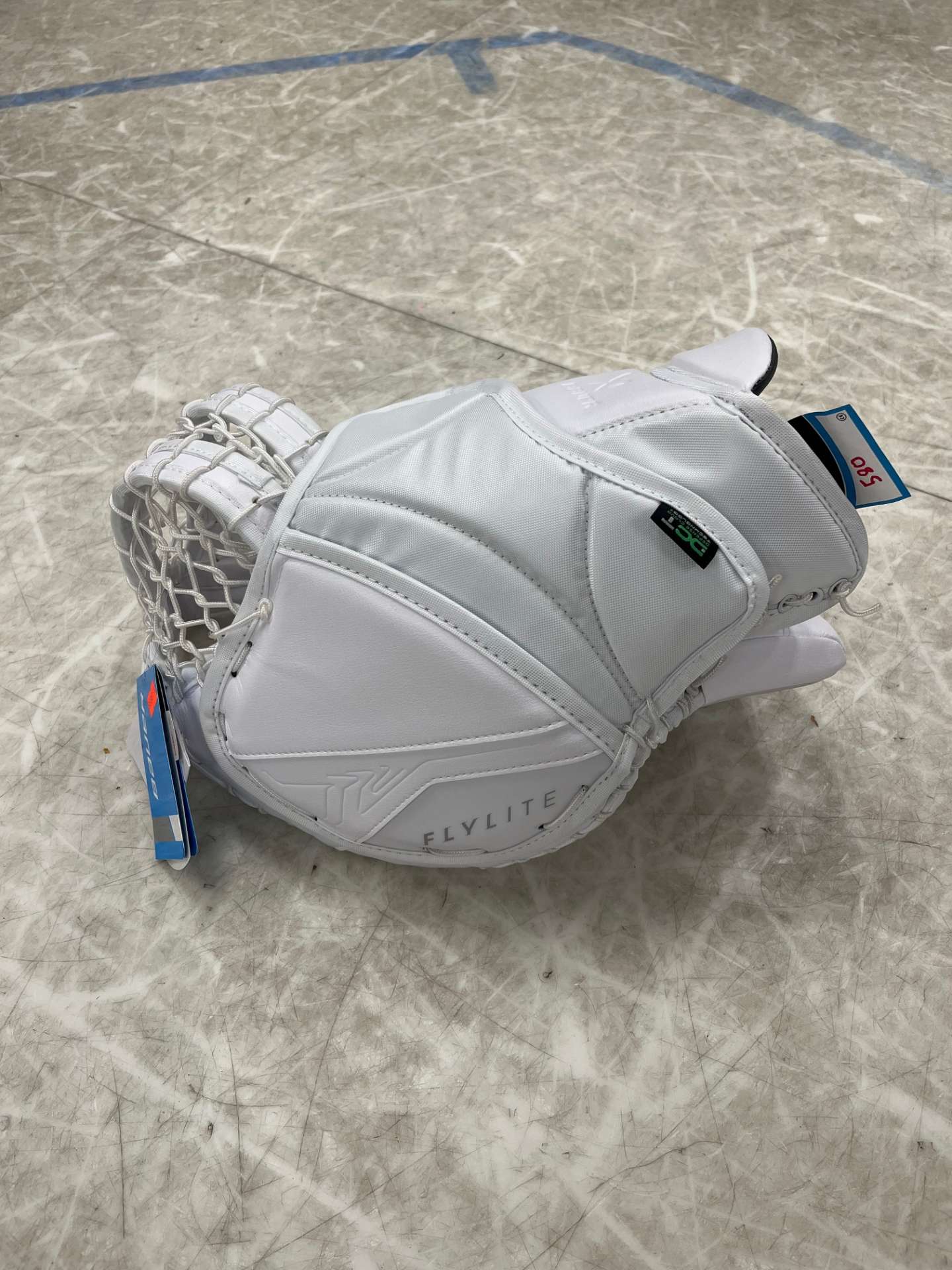 Bauer Vapor Flylite Senior Goalie Catcher- Intermediate Palm - Image 2