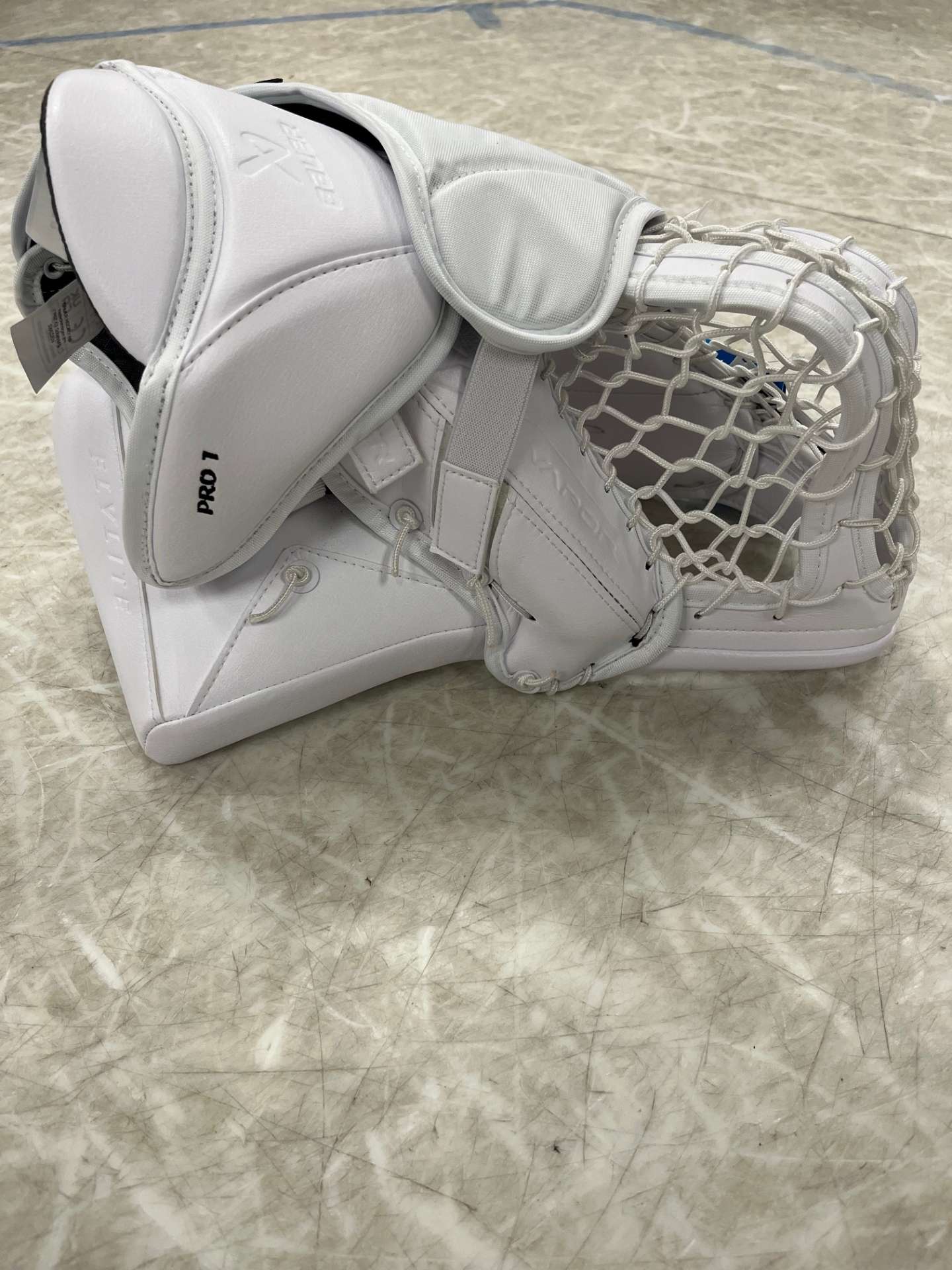 Bauer Vapor Flylite Senior Goalie Catcher- Intermediate Palm - Image 4